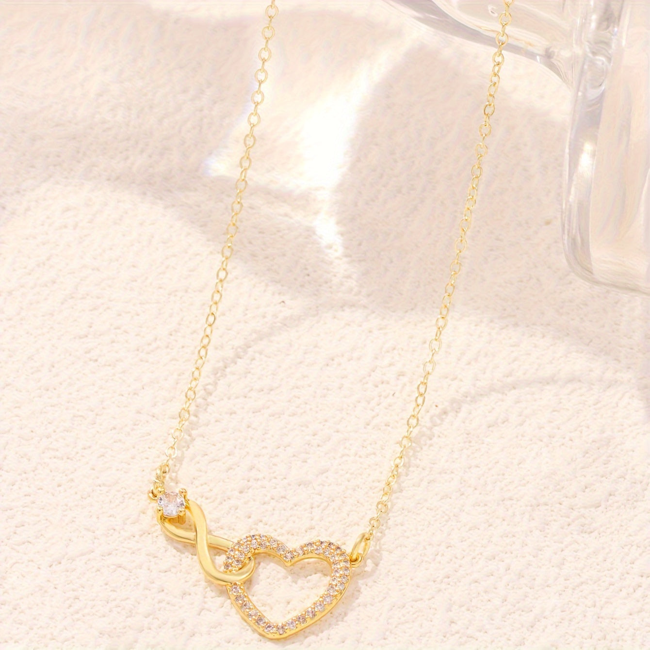 Elegant copper heart-shaped infinity necklace with synthetic Zirconia, simple Japanese and Korean styles, suitable for daily wear and gifts, suitable for all seasons