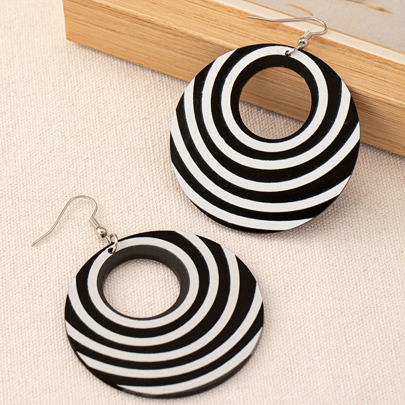 Vintage Bohemian Round Printed Hollow Striped Fashion Pendant Earrings, Vintage Bohemian Style, Black and White, Personality Pendant Earrings Ladies Accessories
