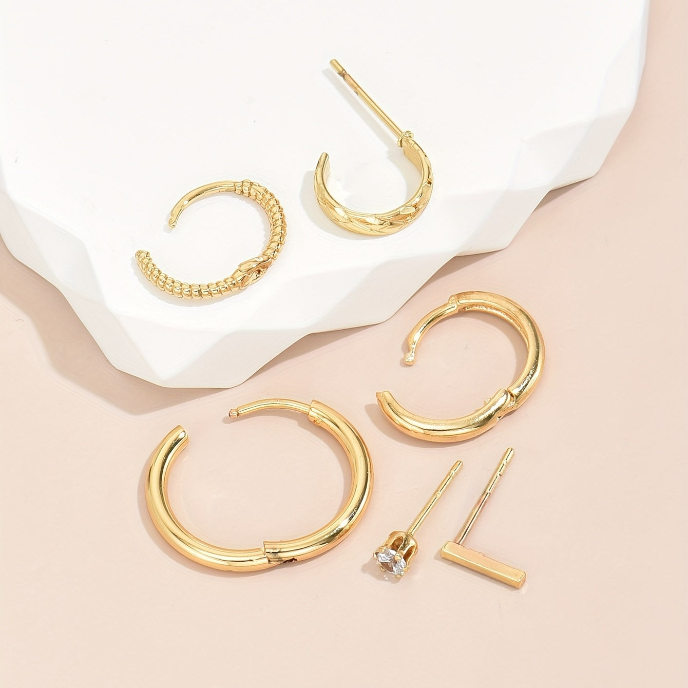 Stylish 14K gold-plated twisted ring earrings, sparkling zircon-vintage bohemian style, anti-allergic copper material, suitable for daily and party wear, cartilage piercing, cufflink style, ear clips