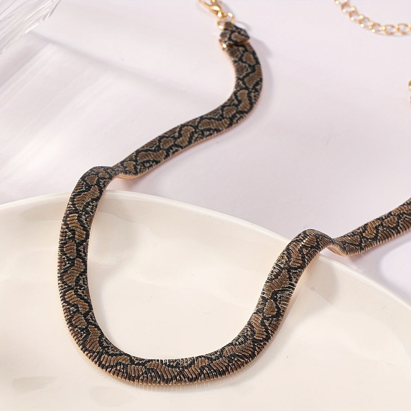 Home Relaxation] Vintage Bohemian Zinc Alloy Necklace Necklace with Leopard, Snake, Black and White Plaid and Green Heart Design - Stylish Modern Women's Necklace for Everyday Wear or Parties