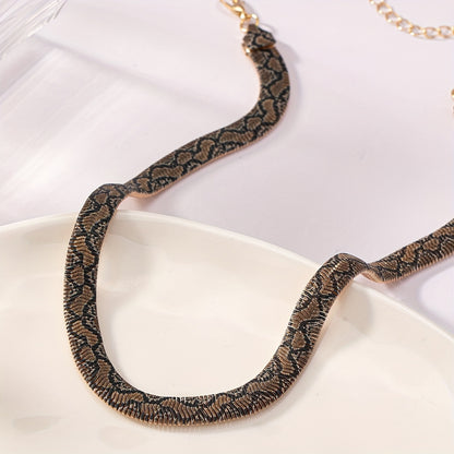 Home Relaxation] Vintage Bohemian Zinc Alloy Necklace Necklace with Leopard, Snake, Black and White Plaid and Green Heart Design - Stylish Modern Women's Necklace for Everyday Wear or Parties