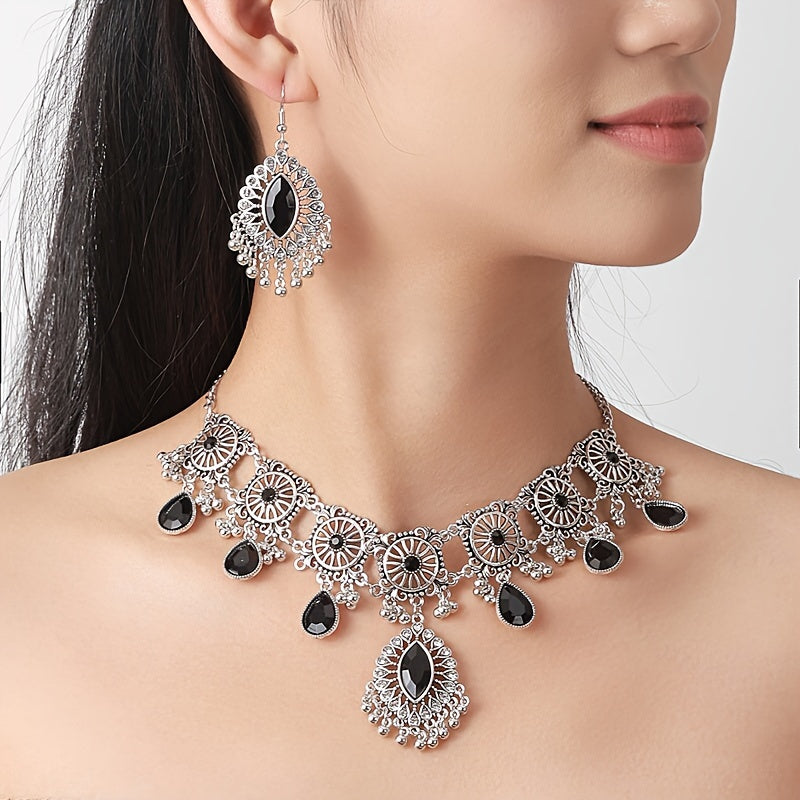 A set of vintage hollow pendant jewelry, including an exaggerated necklace and earrings, is inspired by the combination of Middle Eastern ethnic styles and Western fashion.