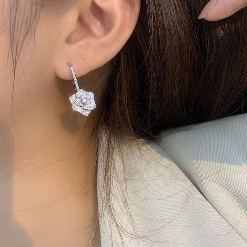 Flower-shaped hook earrings, sparkling zircon, suitable for women's daily leisure, gifts for exquisite jewelry lovers