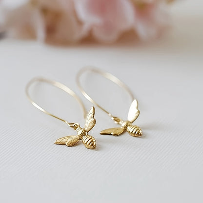 Exquisite golden bee design pendant earrings, retro minimalist style zinc alloy jewelry, exquisite women's earrings