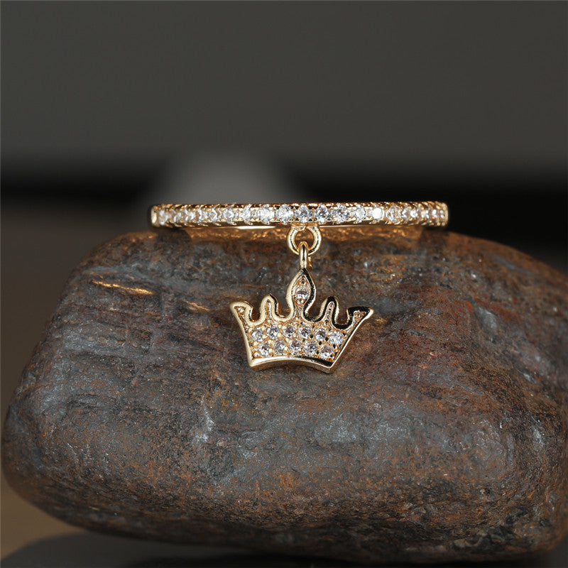 Elegant copper queen crown ring for women, built-in synthetic diamonds, crown pendant, everyday and Valentine's jewelry, all-season accessories