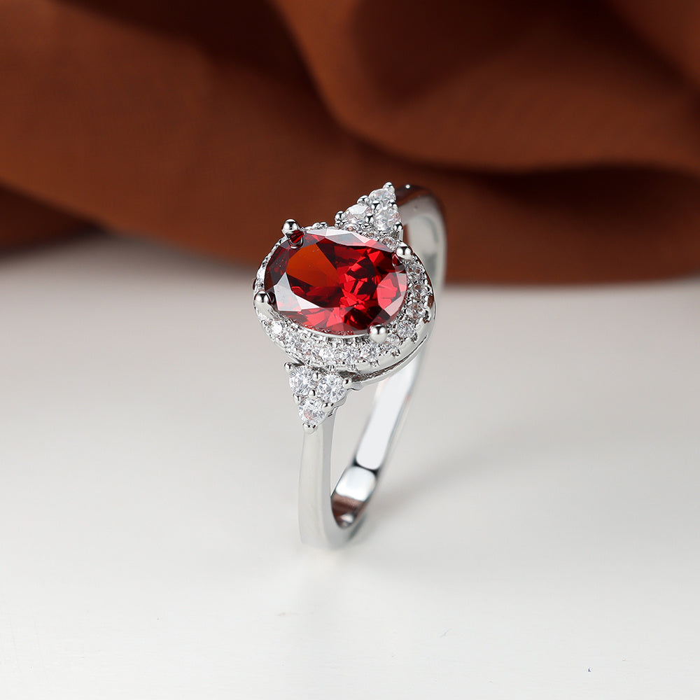 The elegant claw ring is suitable for women and is set with oval gemstones in silver, black, yellow, green, red and purple.