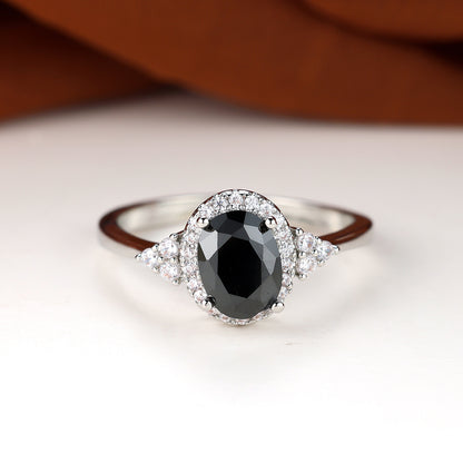 The elegant claw ring is suitable for women and is set with oval gemstones in silver, black, yellow, green, red and purple.