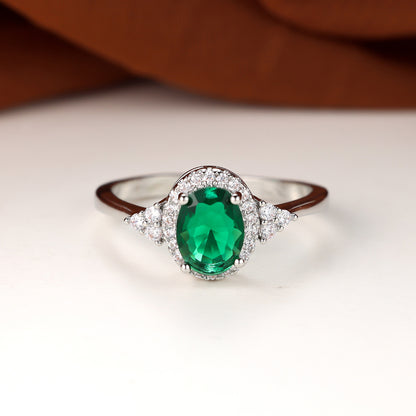 The elegant claw ring is suitable for women and is set with oval gemstones in silver, black, yellow, green, red and purple.