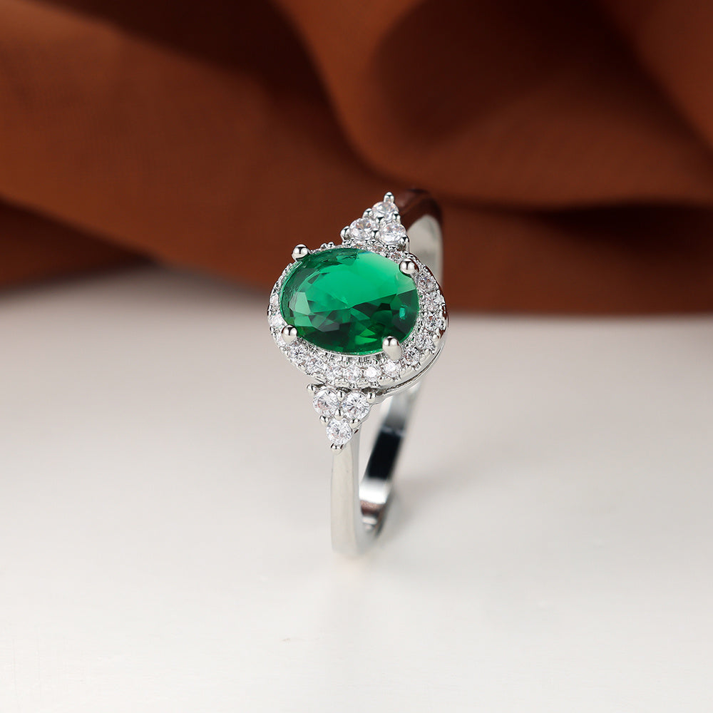 The elegant claw ring is suitable for women and is set with oval gemstones in silver, black, yellow, green, red and purple.