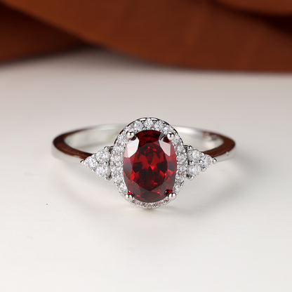 The elegant claw ring is suitable for women and is set with oval gemstones in silver, black, yellow, green, red and purple.