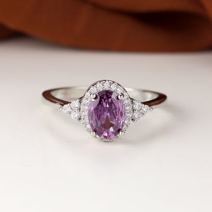 The elegant claw ring is suitable for women and is set with oval gemstones in silver, black, yellow, green, red and purple.