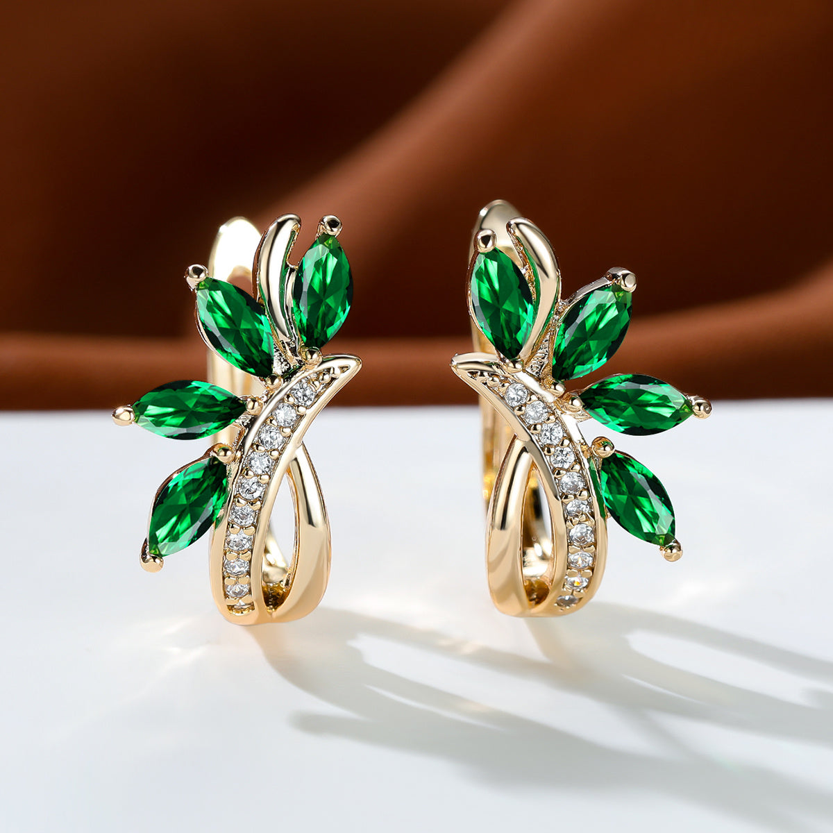 A Pair of Marcais Cut Emerald Leaf Stud Earrings Jewelry Fashion Women's Flowers Plunge Earrings Wedding Earrings Pretend to Play Gifts