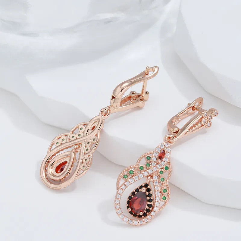 A pair of lever earrings, a sparkling floral design, covered in shiny Zirconia, suitable for everyday clothing and dinner party decorations, a gift for her