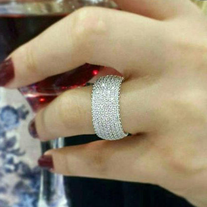 Graceful and luxurious eternal ring for ladies: A flawless present for all occasions - adorned with artificial diamonds and copper blend