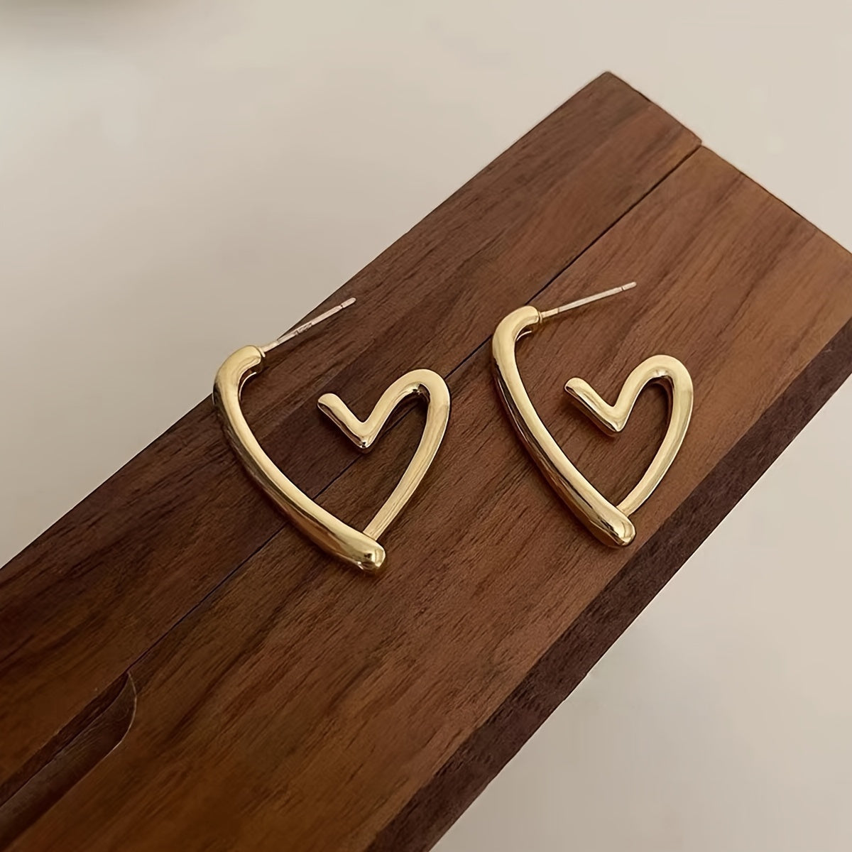 A pair of hollow heart stud earrings, hypoallergenic 925 silver needle, high quality 304 stainless steel, casual theme, perfect holiday gift
