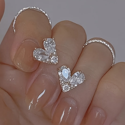 Exquisite heart-shaped design stud earrings, copper jewelry, zircon setting, elegant luxury style, women's date earrings.