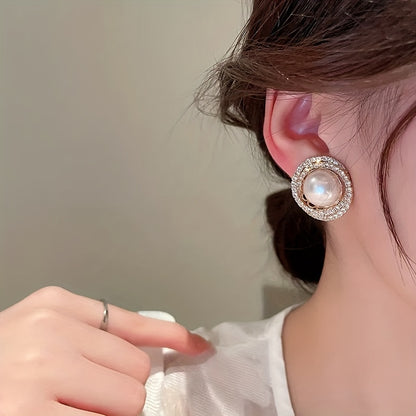 Delicate round stud earrings with imitation pearls for an elegant retro style, suitable for women dating and weddings