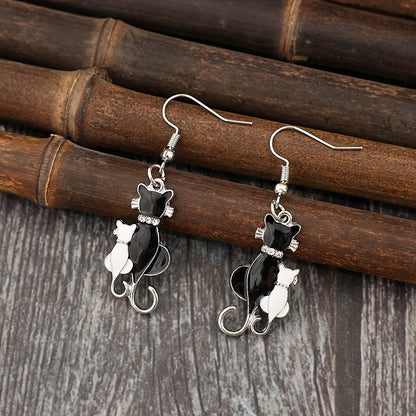 [Popular Choice] Chic silver-plated heart-shaped cat earrings with rhinestones, retro-style alloy couple jewelry, suitable for daily wear