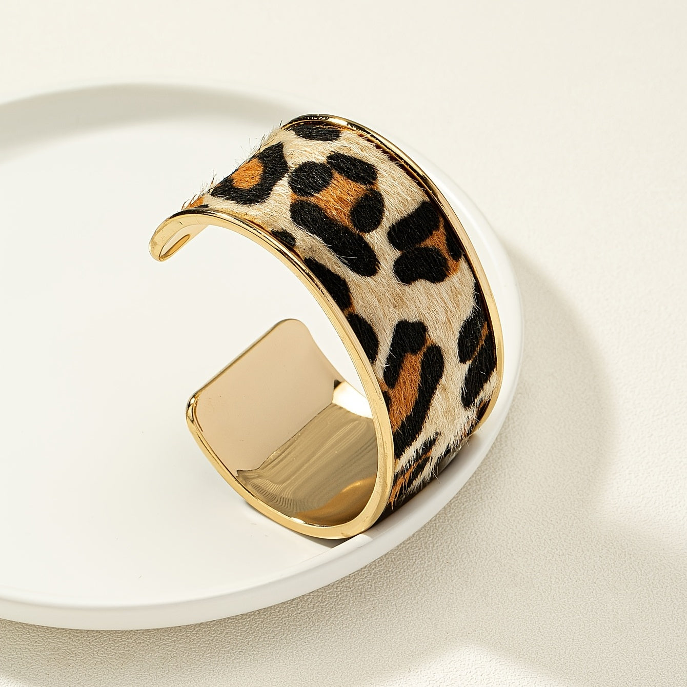 Bohemian luxury 14K gold-plated leopard print open bracelet, adjustable alloy bracelet, suitable for daily and party wear, fashion jewelry for all seasons