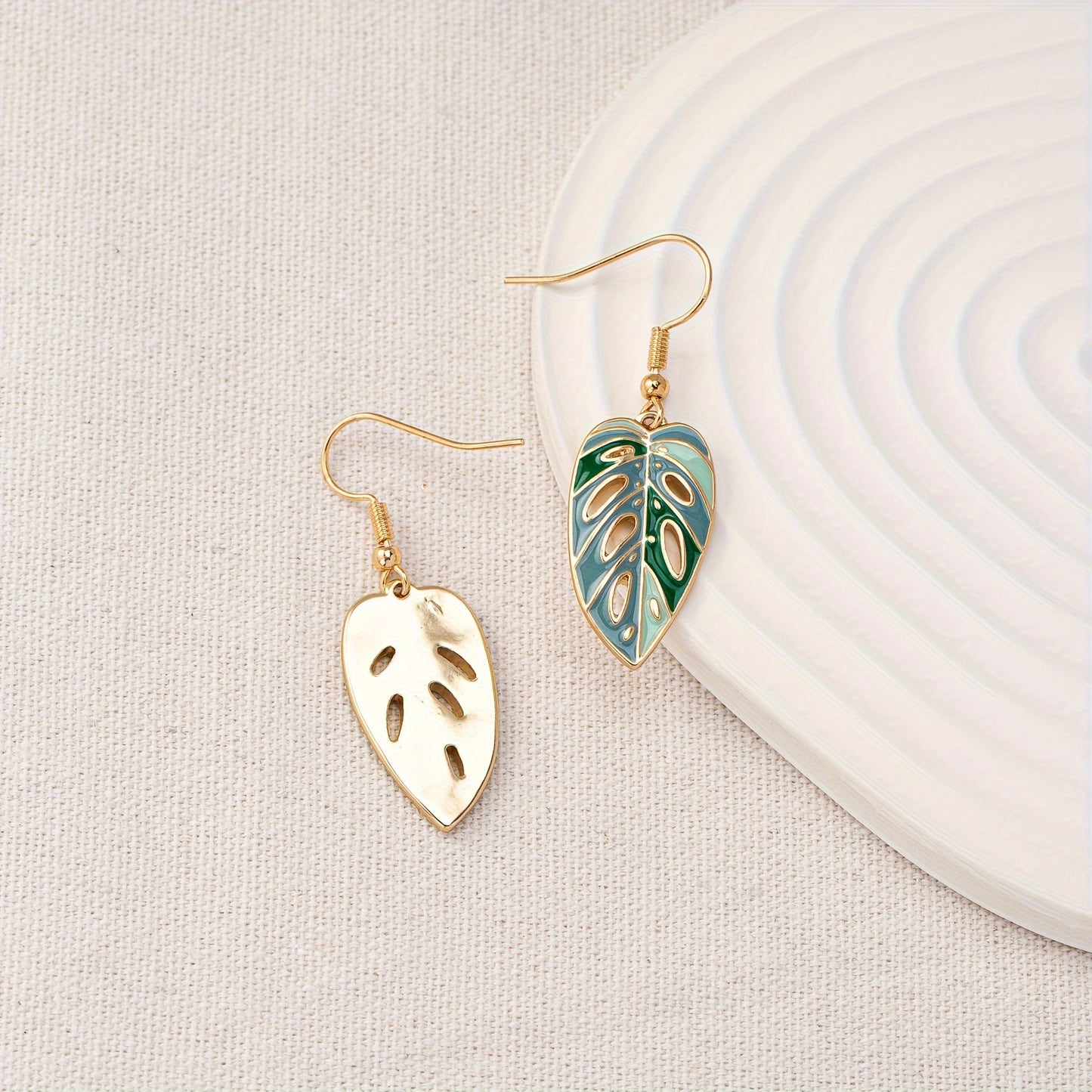 It's a kind of hollow bohemian earpiece, a holiday lady's earpiece.