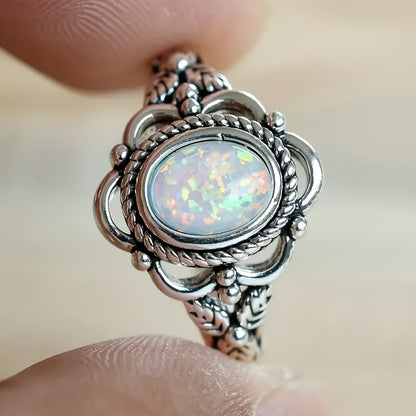 Vintage bohemian style, silver hollow texture design, inlaid with shiny opal ladies ring, stylish and exquisite accessories, suitable for daily wear and vacation, creative gifts
