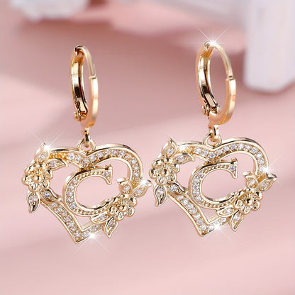 Square diamond heart stud earrings with letter engraving A-Z, synthetic diamond stud earrings, copper ear needles, unplated, with floral design, suitable for women, over 15 years old, university theme