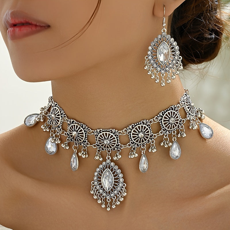 A set of vintage hollow pendant jewelry, including an exaggerated necklace and earrings, is inspired by the combination of Middle Eastern ethnic styles and Western fashion.