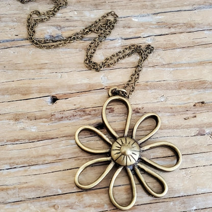 Ladies' retro copper flower pendant necklace, alloy, simple design, exquisite chain, suitable for daily wear, charm necklace