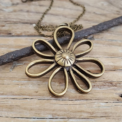 Ladies' retro copper flower pendant necklace, alloy, simple design, exquisite chain, suitable for daily wear, charm necklace