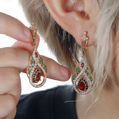 A pair of lever earrings, a sparkling floral design, covered in shiny Zirconia, suitable for everyday clothing and dinner party decorations, a gift for her