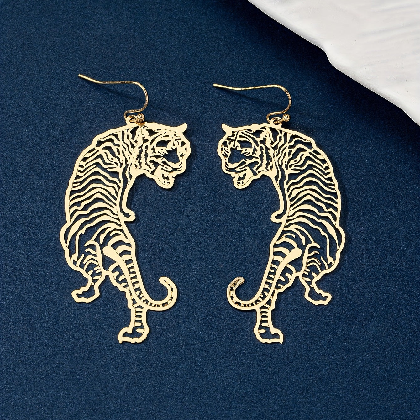 Gold Metal Animal Design Hollow Pendant Earrings Vintage Vacation Style Copper Jewelry Exquisite Women's Gifts