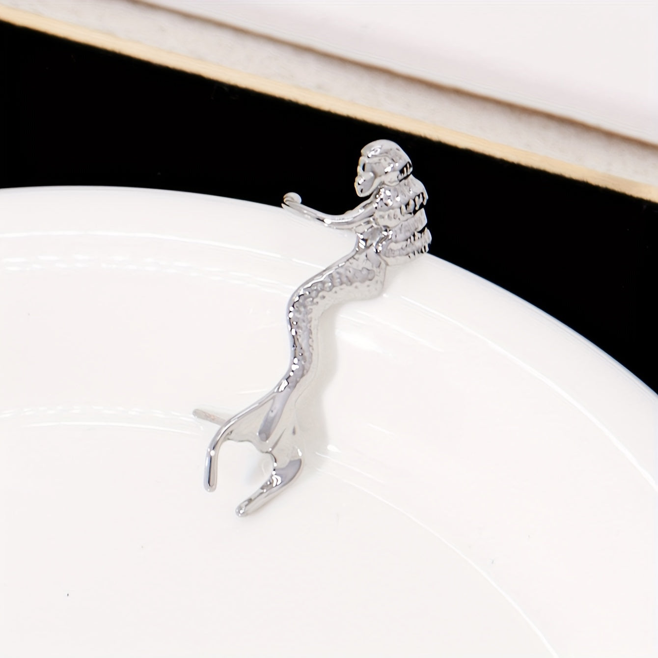 Elegant Vintage Mermaid Tail Ear Sleeve Wrap Earrings for Ladies, Copper Ear Clips, Gift Party Jewelry Accessories, Unplated Feather Design, Single Piece