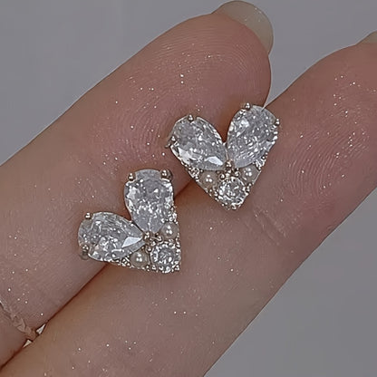 Exquisite heart-shaped design stud earrings, copper jewelry, zircon setting, elegant luxury style, women's date earrings.
