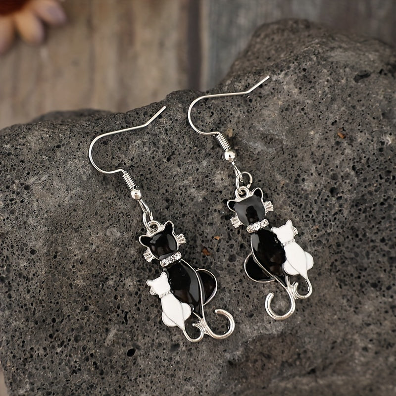 [Popular Choice] Chic silver-plated heart-shaped cat earrings with rhinestones, retro-style alloy couple jewelry, suitable for daily wear