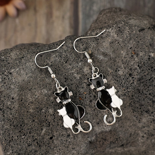 [Popular Choice] Chic silver-plated heart-shaped cat earrings with rhinestones, retro-style alloy couple jewelry, suitable for daily wear