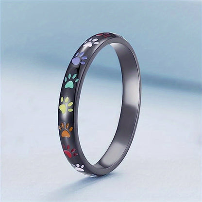 Adorable band ring engraved dog paw on the surface silver or black allows your phone to match everyday clothing suitable for both men and women