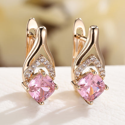 A pair of retro elegant ladies fishtail string pearl earrings stylish and versatile earrings.