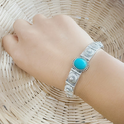 A vintage bohemian turquoise inlaid bracelet, alloy open bracelet, engraved floral design, fashion jewelry accessories