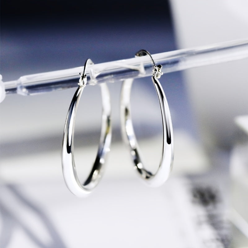 Circle-shaped earrings with simple design are suitable for women's daily casual wear