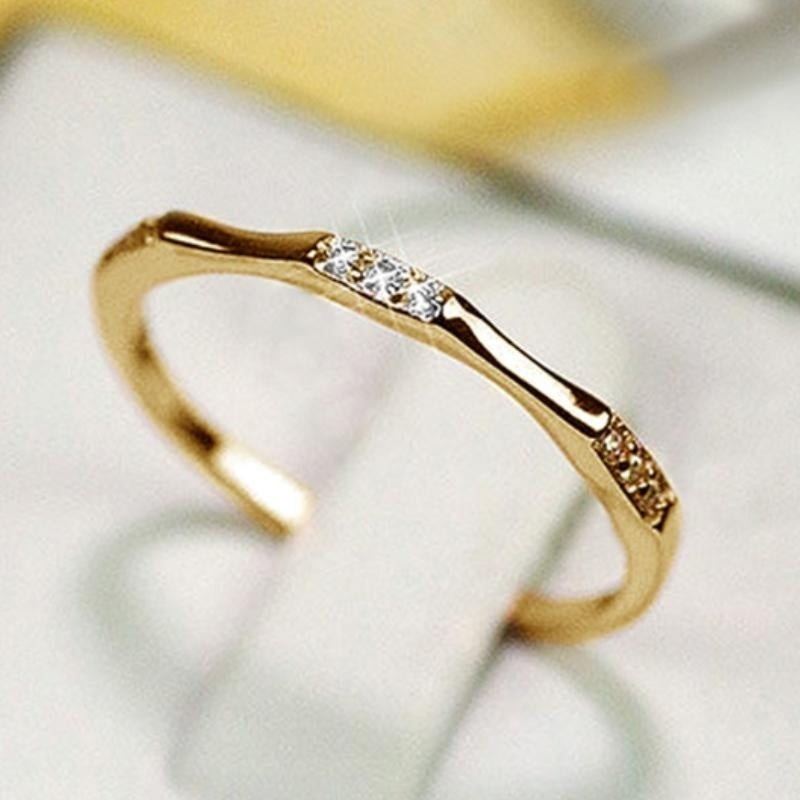 Minimalist band ring, covered with sparkling Zirconia, available in a variety of colors, with everyday clothing, imitation of luxury wedding rings