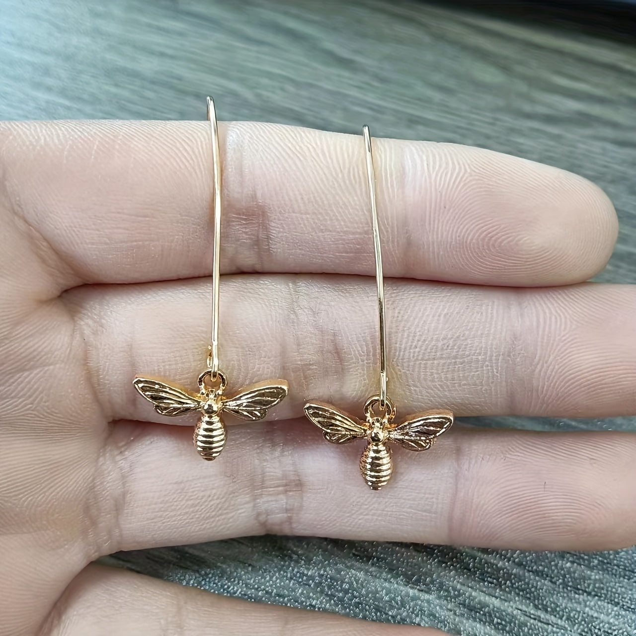 Exquisite golden bee design pendant earrings, retro minimalist style zinc alloy jewelry, exquisite women's earrings