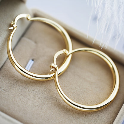 Circle-shaped earrings with simple design are suitable for women's daily casual wear