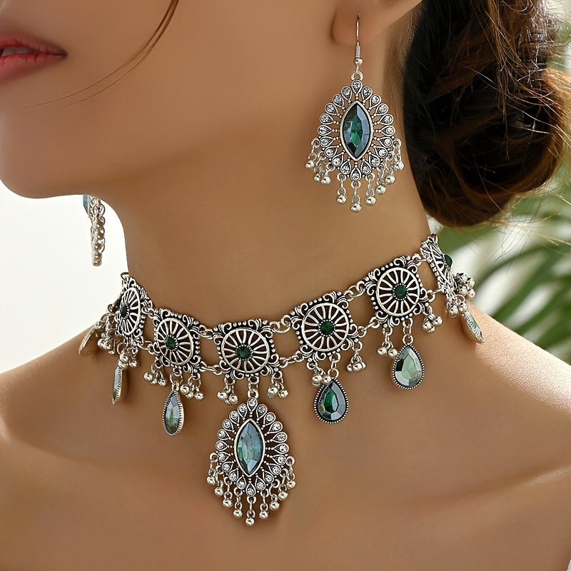 A set of vintage hollow pendant jewelry, including an exaggerated necklace and earrings, is inspired by the combination of Middle Eastern ethnic styles and Western fashion.
