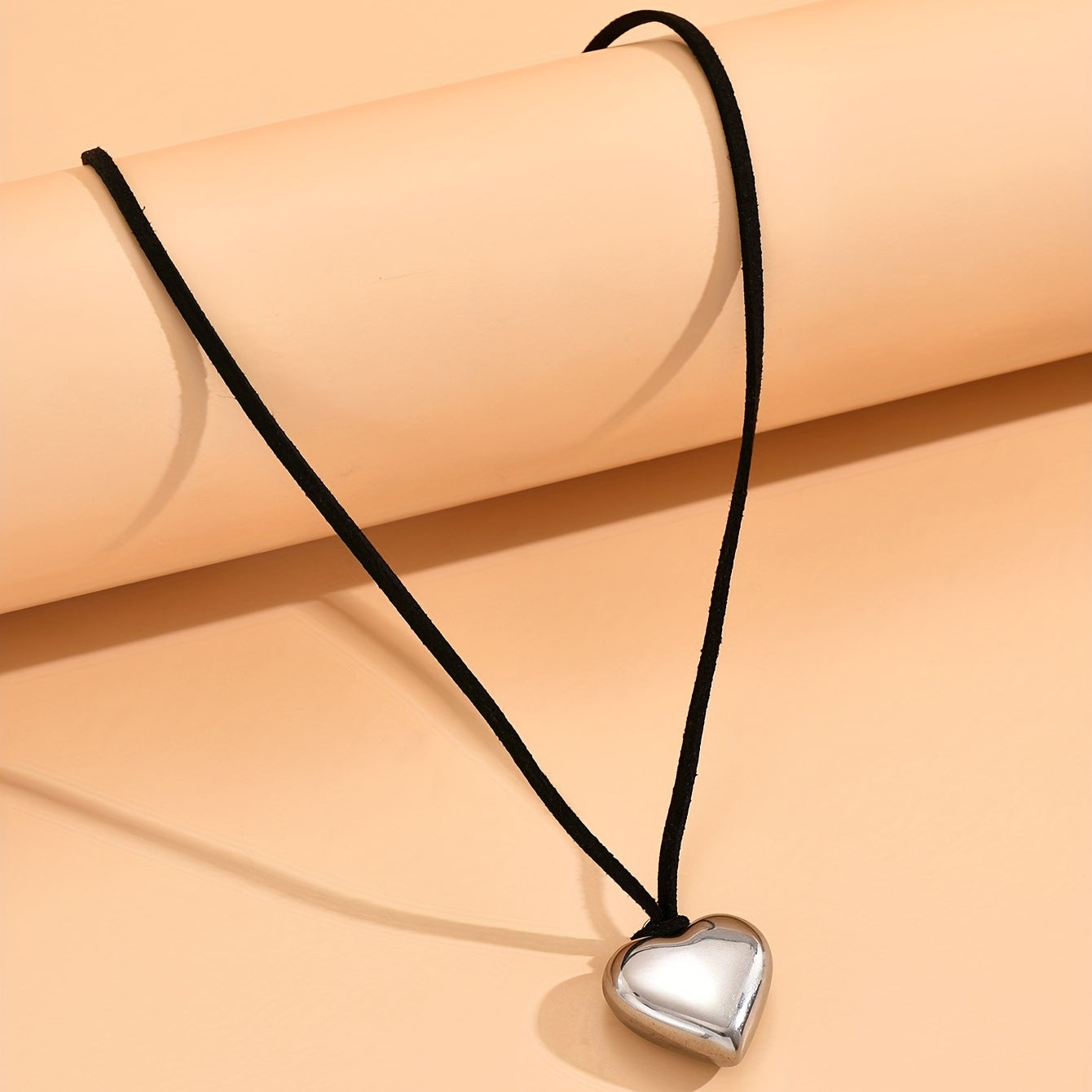 Silver heart-shaped irregular necklace, with retro irregular black necklace to show high-cold temperament