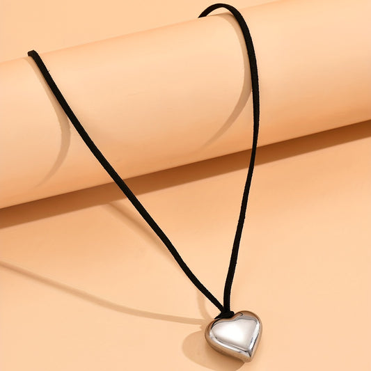 Silver heart-shaped irregular necklace, with retro irregular black necklace to show high-cold temperament