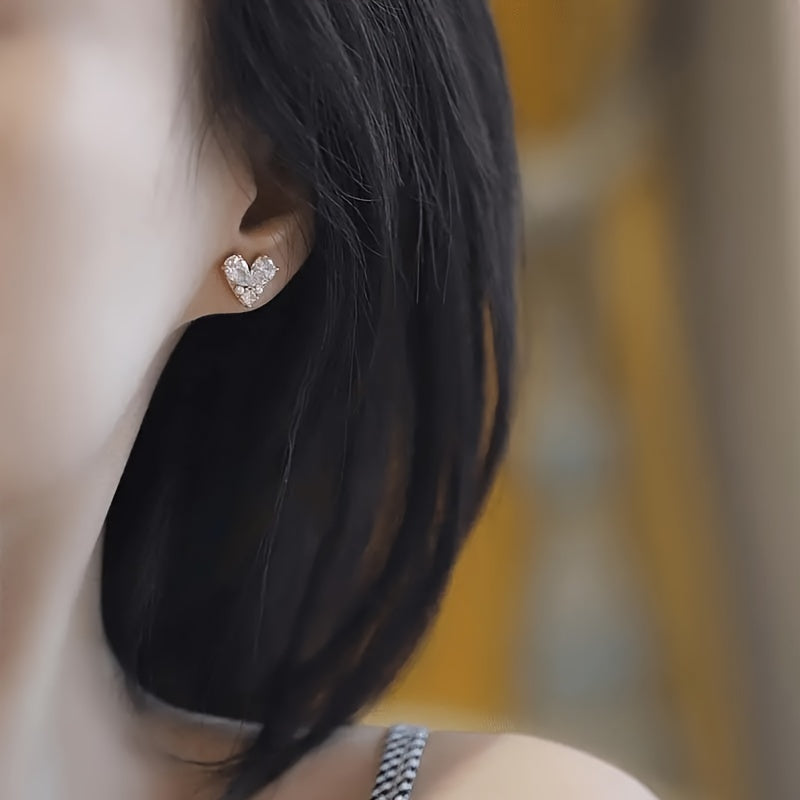 Exquisite heart-shaped design stud earrings, copper jewelry, zircon setting, elegant luxury style, women's date earrings.