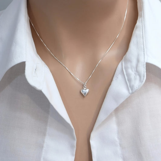 Women's minimalist metal love pendant necklace, birthday and anniversary gifts, stylish casual wear