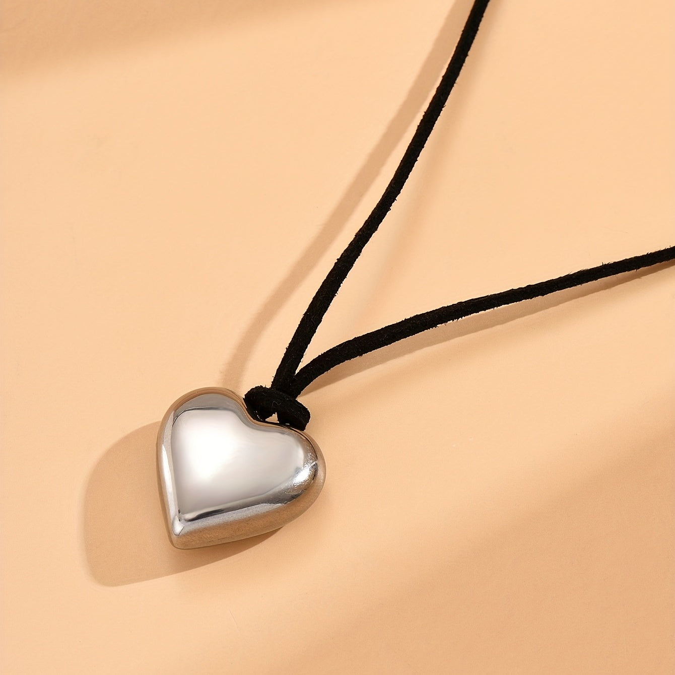 Silver heart-shaped irregular necklace, with retro irregular black necklace to show high-cold temperament