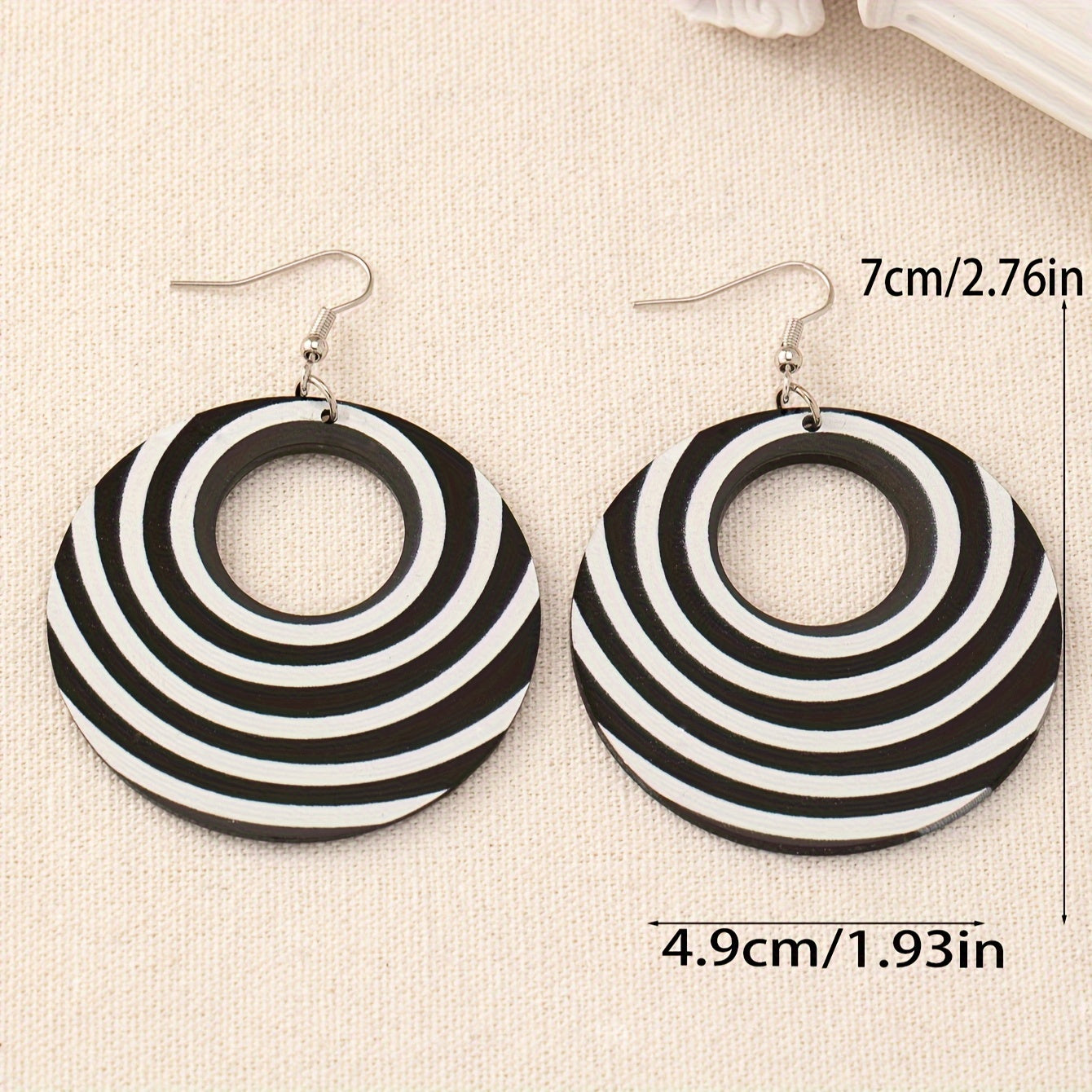 Vintage Bohemian Round Printed Hollow Striped Fashion Pendant Earrings, Vintage Bohemian Style, Black and White, Personality Pendant Earrings Ladies Accessories