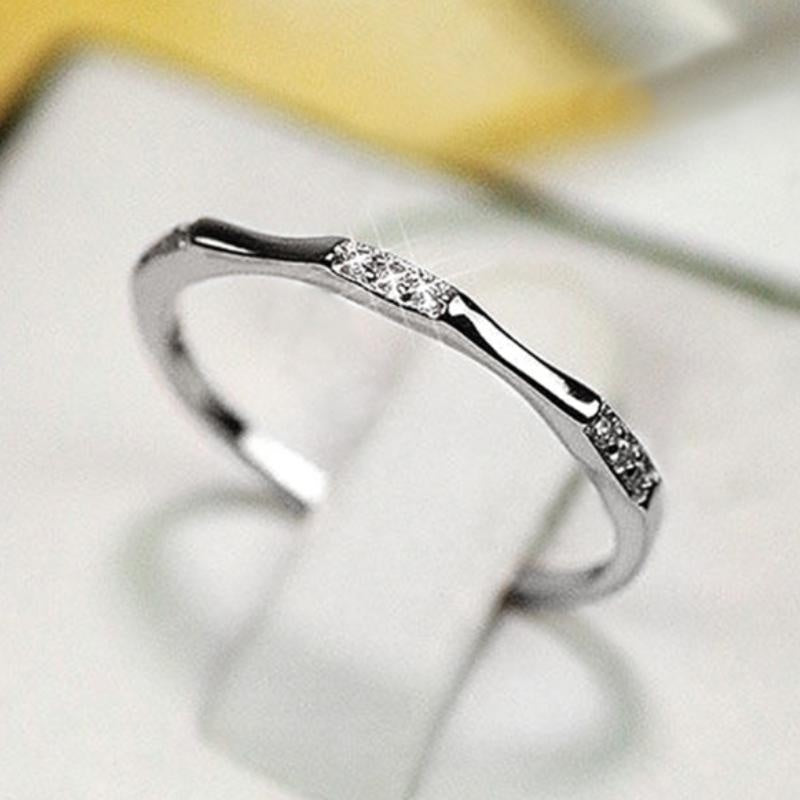 Minimalist band ring, covered with sparkling Zirconia, available in a variety of colors, with everyday clothing, imitation of luxury wedding rings